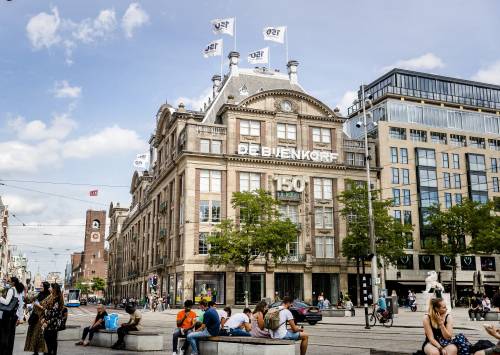 Medewerkers de Bijenkorf in Amsterdam leggen vrijdag werk neer